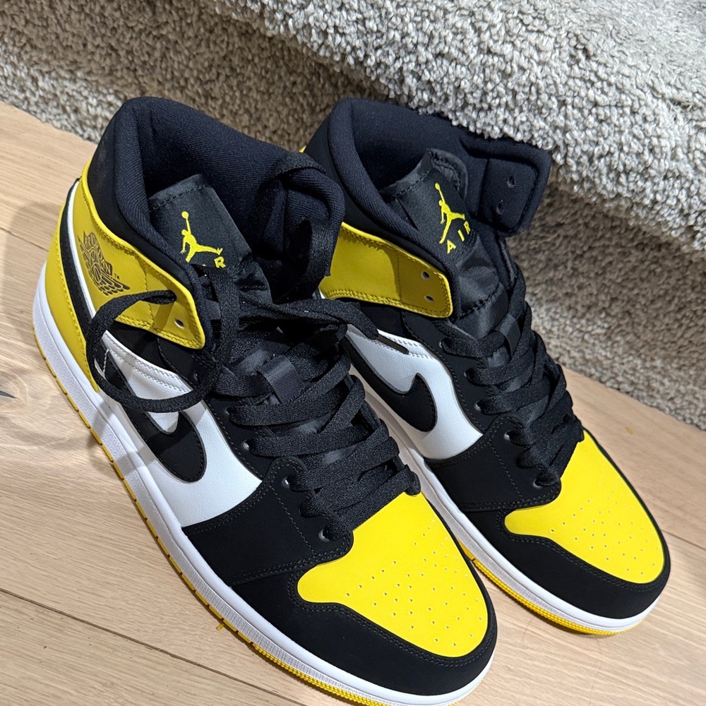 Jordan Men's Yellow and Black Sneakers